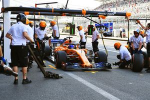 Fernando Alonso, McLaren MCL33 s'arrête aux stands