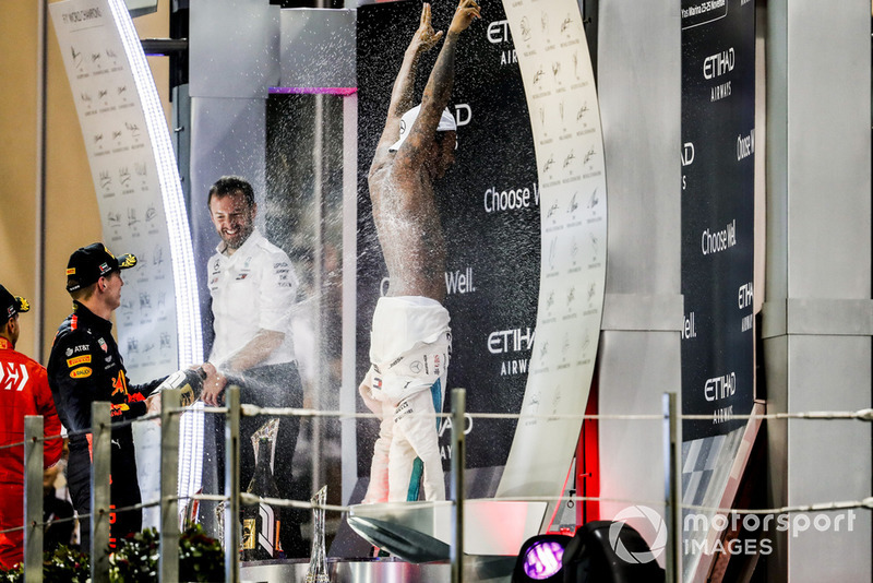Lewis Hamilton, Mercedes AMG F1, vainqueur, fait tomber le haut alors que Max Verstappen, Red Bull Racing, 3e, l'asperge d'eau de rose