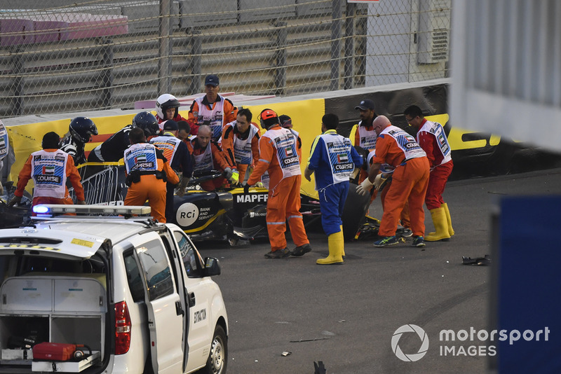 L'équipe médicale et les commissaires viennent en aident à Nico Hulkenberg, Renault Sport F1 Team R.S. 18 après son accident du premier tour