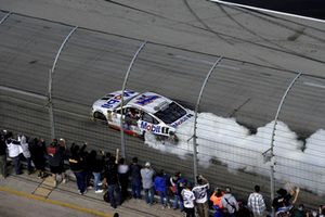 Race winner Kevin Harvick, Stewart-Haas Racing, Ford Fusion Mobil 1