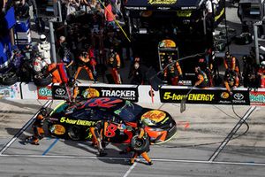 Martin Truex Jr., Furniture Row Racing, Toyota Camry Bass Pro Shops/5-hour ENERGY, pit stop