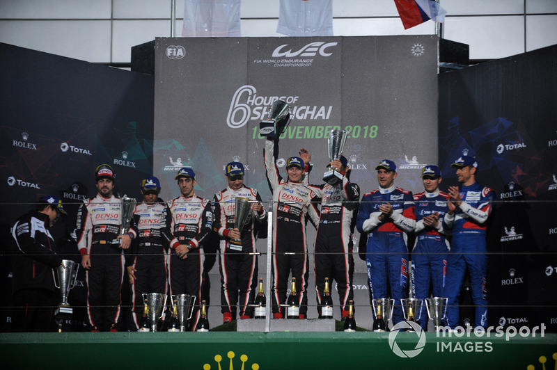 Los ganadores, sus compañeros del #7 Toyota Gazoo Racing Toyota TS050: Mike Conway, Kamui Kobayashi, Jose Maria Lopez