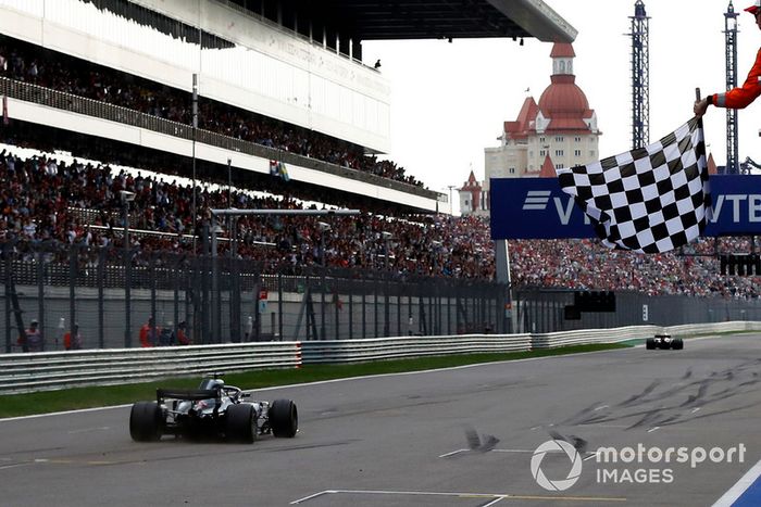 El ganador de la carrera Lewis Hamilton, Mercedes-AMG F1 W09 toma la bandera a cuadros