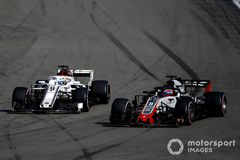 Marcus Ericsson, Sauber C37 dan Romain Grosjean, Haas F1 Team VF-18