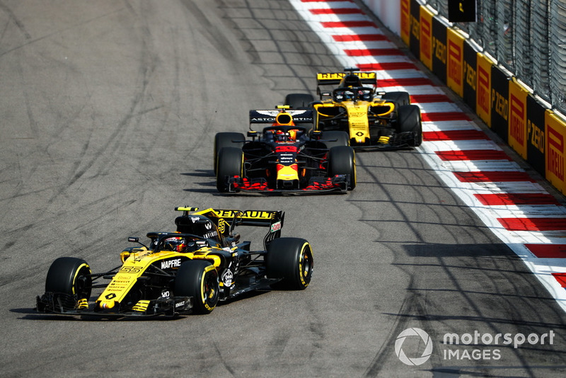 Carlos Sainz Jr., Renault Sport F1 Team R.S. 18, lidera a Max Verstappen, Red Bull Racing RB14, y Nico Hulkenberg, Renault Sport F1 Team R.S. 18