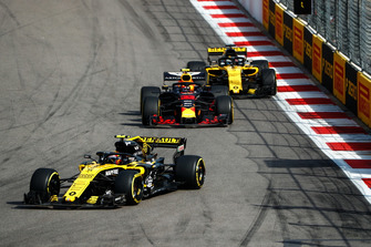 Carlos Sainz Jr., Renault Sport F1 Team R.S. 18 ve Max Verstappen, Red Bull Racing RB14 ve Nico Hulkenberg, Renault Sport F1 Team R.S. 18