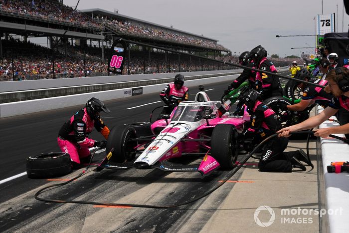 Helio Castroneves, Meyer Shank Racing Honda, parada en boxes
