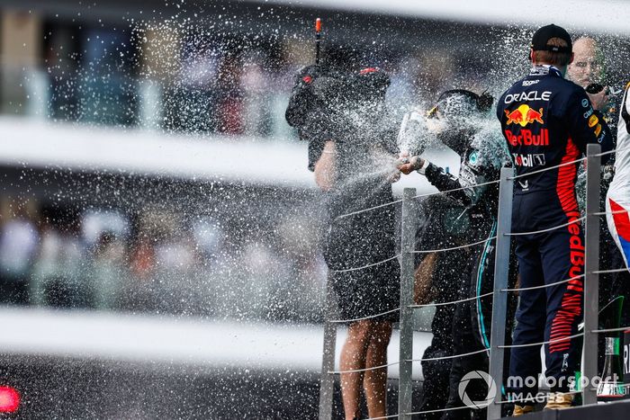 Max Verstappen, Red Bull Racing, 1ª posición, Lando Norris, McLaren, 2ª posición, Lewis Hamilton, Mercedes-AMG, 3ª posición, spray Champagne en el podio.