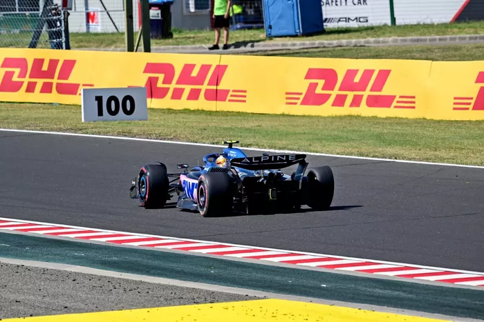 Pierre Gasly, Alpine A523, se dirige a boxes con un pinchazo