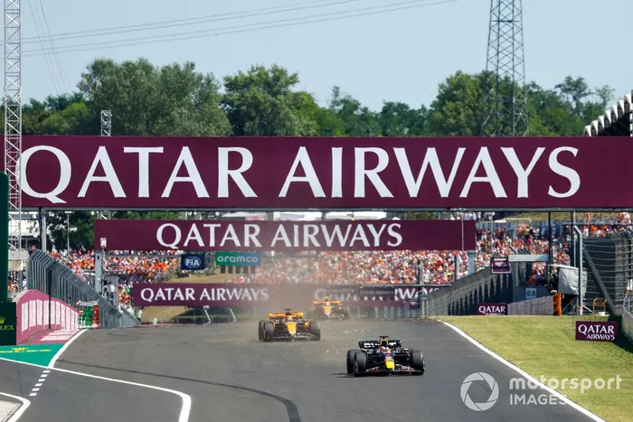 Max Verstappen, Red Bull Racing RB19, Oscar Piastri, McLaren MCL60, Lando Norris, McLaren MCL60