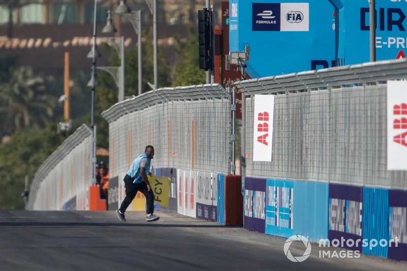 Un comisario retira restos de la pista en Ad Diriyah