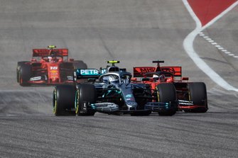 Valtteri Bottas, Mercedes AMG W10, precede Sebastian Vettel, Ferrari SF90 e Charles Leclerc, Ferrari SF90