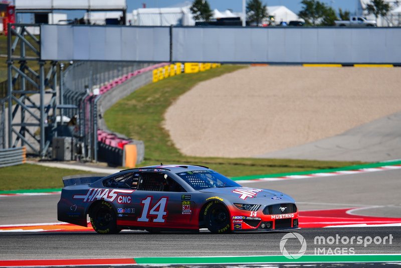 Kevin Magnussen, Haas F1 Team, y Romain Grosjean, Haas F1 Team, se turnan para pilotar en una NASCAR con Tony Stewart
