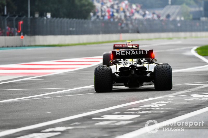 Lando Norris, McLaren MCL34, leads Daniel Ricciardo, Renault F1 Team R.S.19