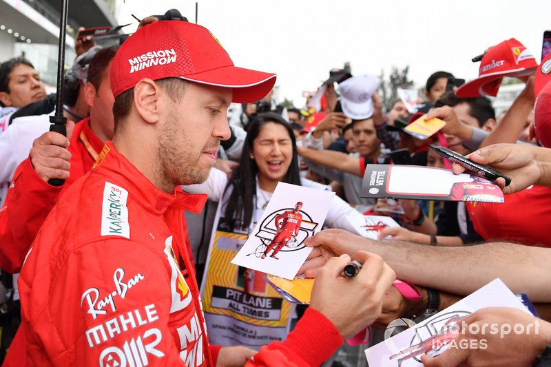 Sebastian Vettel, Ferrari firma un autografo ad un fan