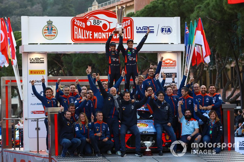 Podio: Il vincitore Thierry Neuville, Nicolas Gilsoul, Hyundai Motorsport Hyundai i20 Coupe WRC con il team