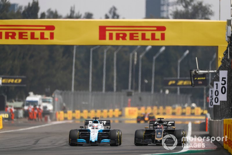 George Russell, Williams Racing FW42, battles with Romain Grosjean, Haas VF-19
