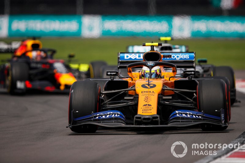 Lando Norris, McLaren MCL34, precede Valtteri Bottas, Mercedes AMG W10, e Max Verstappen, Red Bull Racing RB15