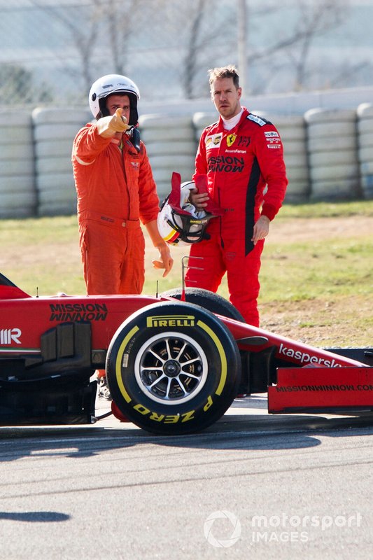Sebastian Vettel, Ferrari SF1000, se detiene en pista con avería