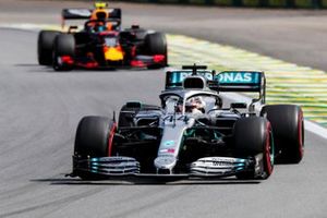 Lewis Hamilton, Mercedes AMG F1 W10, Alexander Albon, Red Bull RB15