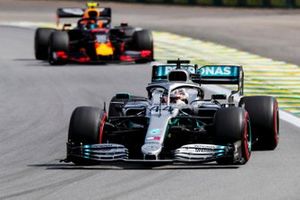 Lewis Hamilton, Mercedes AMG F1 W10, precede Alexander Albon, Red Bull RB15