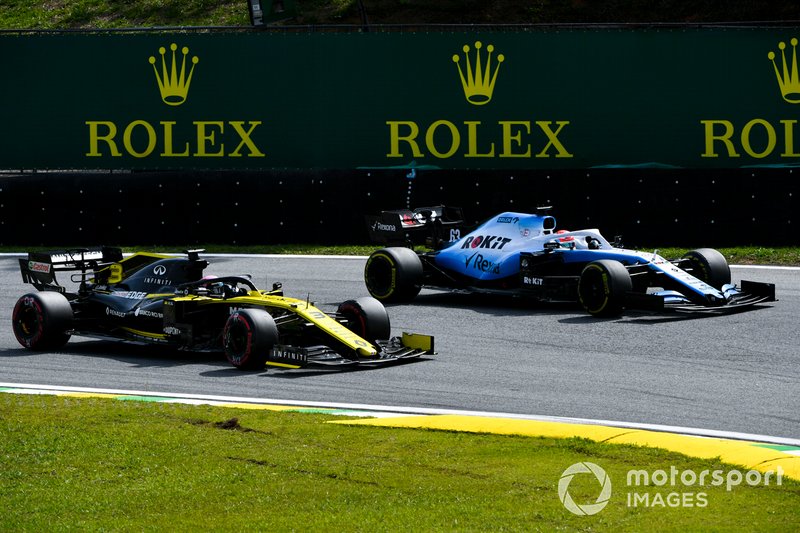Daniel Ricciardo, Renault F1 Team R.S.19 and George Russell, Williams Racing FW42 battle