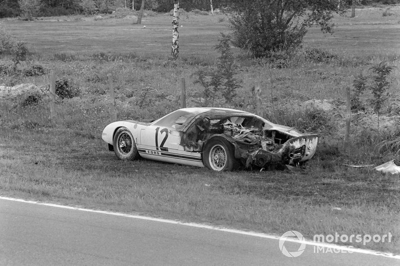 Los restos del Ford GT40 de Richard Attwood y Jo Schlesser