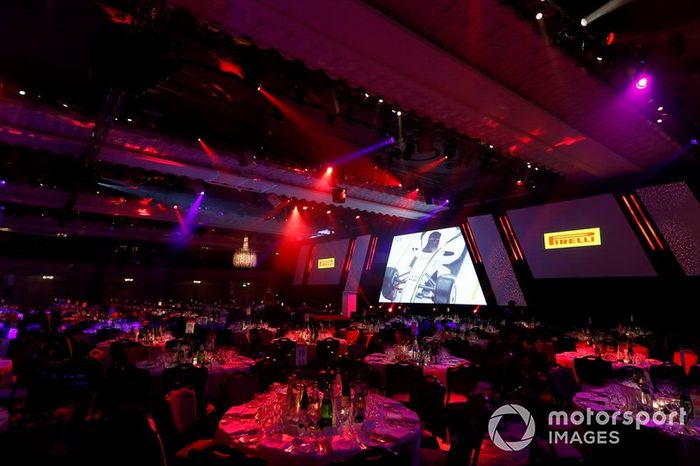 El escenario principal con los logotipos de los patrocinadores de Pirelli en la pantalla