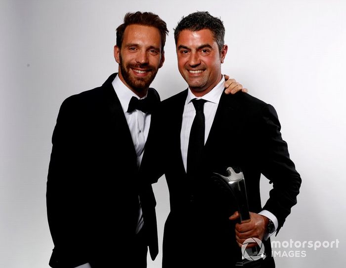 Michael Masi, Director de Carrera de la FIA, acepta el premio John Bolster en nombre del difunto Charlie Whiting