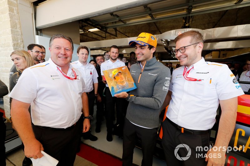 Carlos Sainz Jr., McLaren, viert zijn 100e Grand Prix, met Zak Brown, Executive Director, McLaren en Andreas Seidl, Teambaas, McLaren 