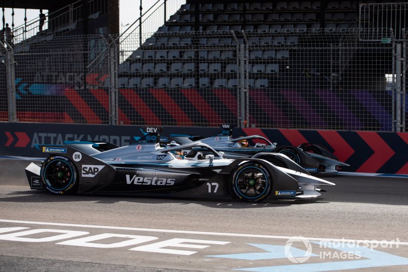 Nyck De Vries, Mercedes Benz EQ, EQ Silver Arrow 01 accanto a Stoffel Vandoorne, Mercedes Benz EQ, EQ Silver Arrow 01