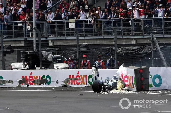 Valtteri Bottas, Mercedes AMG W10, crashes heavily at the end of Qualifying