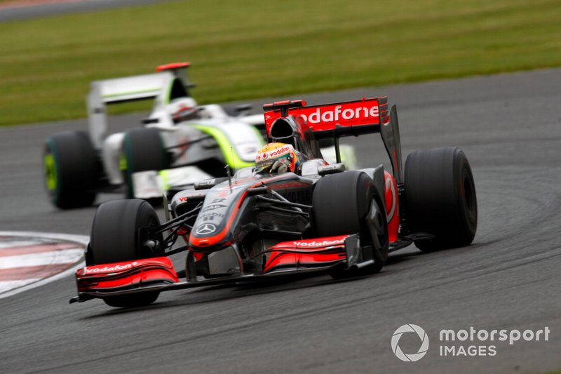 Lewis Hamilton, McLaren MP4-24, devance Jenson Button, Brawn GP BGP001