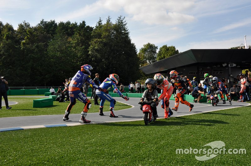 Acción en la carrera de minibikes de MotoGP antes de Motegi