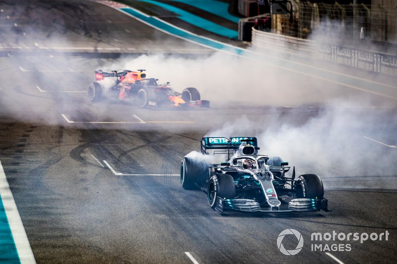 Max Verstappen, Red Bull Racing RB15, 2ª posición, y Lewis Hamilton, Mercedes AMG F1 W10, 1ª posición, realizar donuts