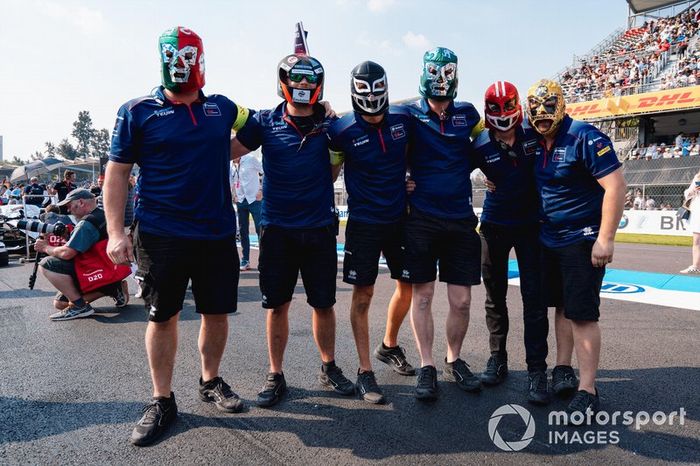 Equipo Envision Virgin team con máscaras de lucha libre