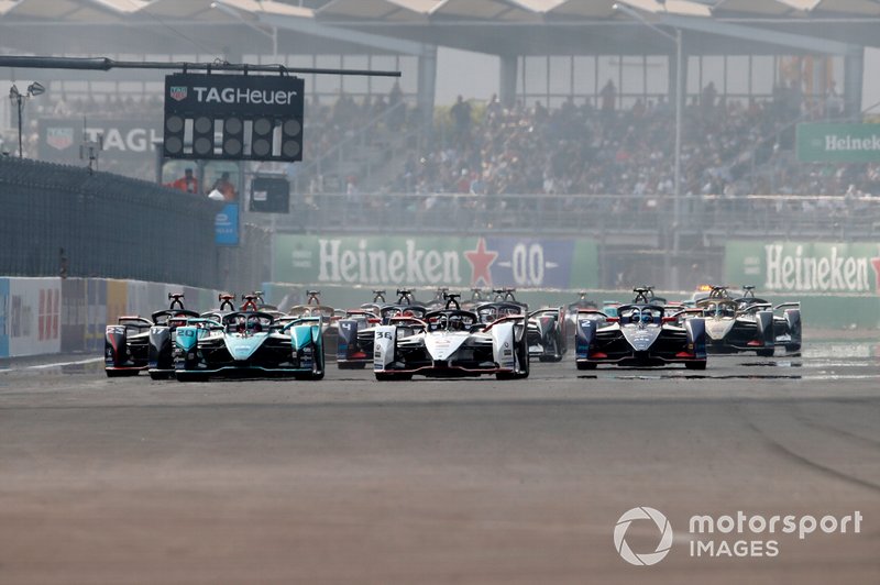 Mitch Evans, Jaguar Racing, Jaguar I-Type 4 battles with Andre Lotterer, Porsche, Porsche 99x Electric at the start