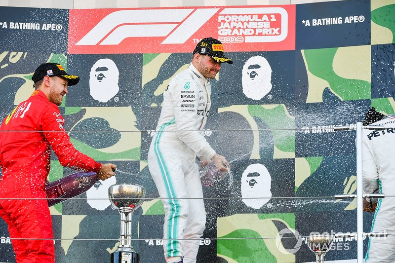 Sebastian Vettel, Ferrari, secondo classificato, Valtteri Bottas, Mercedes AMG F1, primo classificato, and Lewis Hamilton, Mercedes AMG F1, terzo classificato, spruzza Champagne sul podio