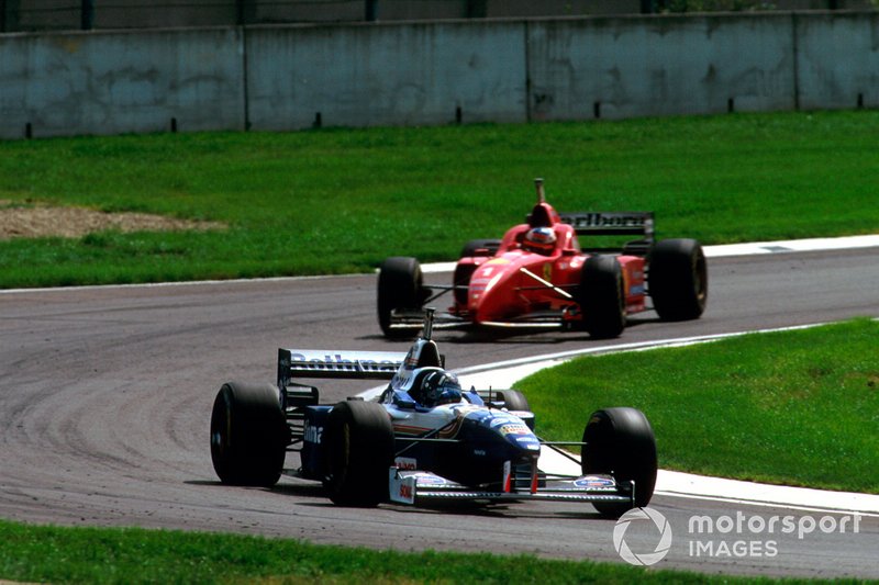 Damon Hill, Williams FW18 Renault davanti a Michael Schumacher, Ferrari F310, al GP di San Marino del 1996