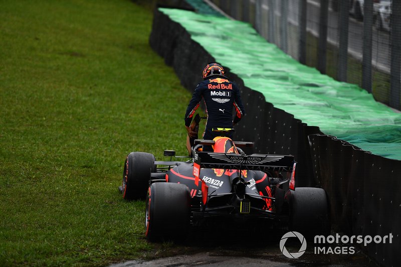 Alexander Albon, Red Bull Racing, sort de sa voiture après sa sortie de piste