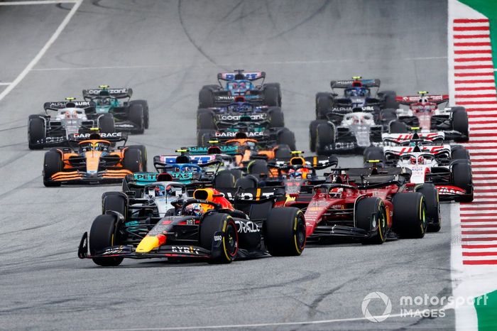 Arrancada Max Verstappen, Red Bull Racing RB18, Charles Leclerc, Ferrari F1-75, Carlos Sainz, Ferrari F1-75, George Russell, Mercedes W13