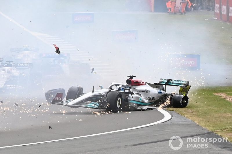 Un accidente que involucra a George Russell, Mercedes W13 se desarrolla en la salida