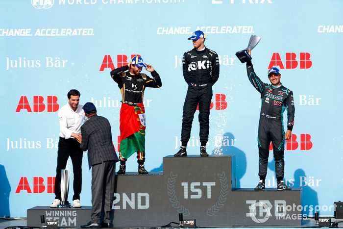 Mitch Evans, Jaguar Racing, 3ª posición, celebra con su trofeo en el podio junto a Edoardo Mortara, Venturi Racing, 1ª posición, Antonio Felix da Costa, DS Techeetah, 2ª posición