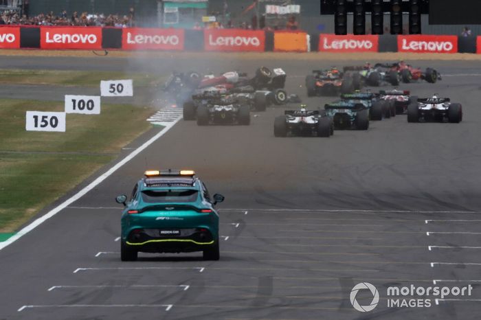 Zhou Guanyu, Alfa Romeo C42, se vuelca en la salida