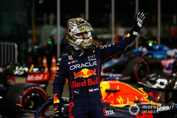 Ganador de la pole, Max Verstappen, de Red Bull Racing, saluda desde el Parc Ferme