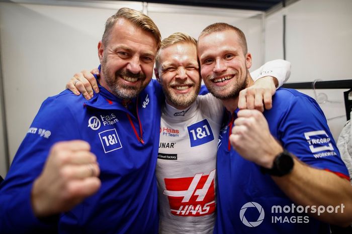 Ganador de la pole, Kevin Magnussen, del equipo Haas F1 Team, celebra con su equipo