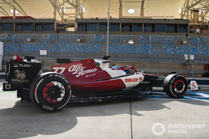 Valtteri Bottas, Alfa Romeo C42, sale del garaje