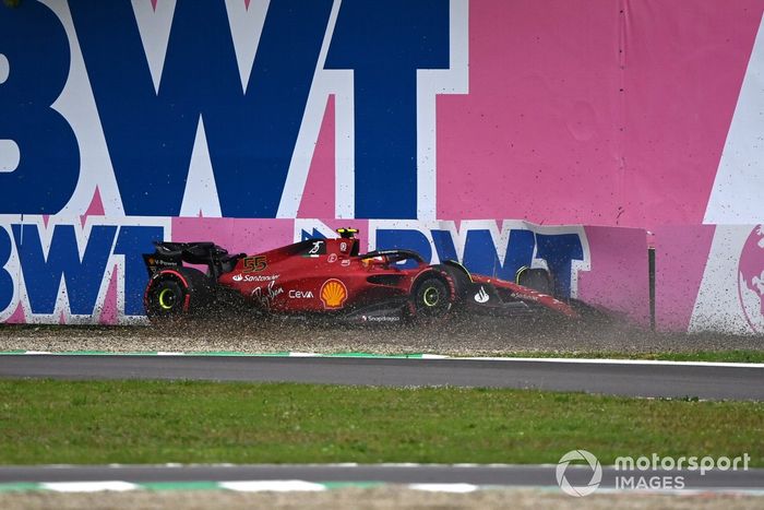 Carlos Sainz Jr, Ferrari F1-75, hace un trompo en la Q2