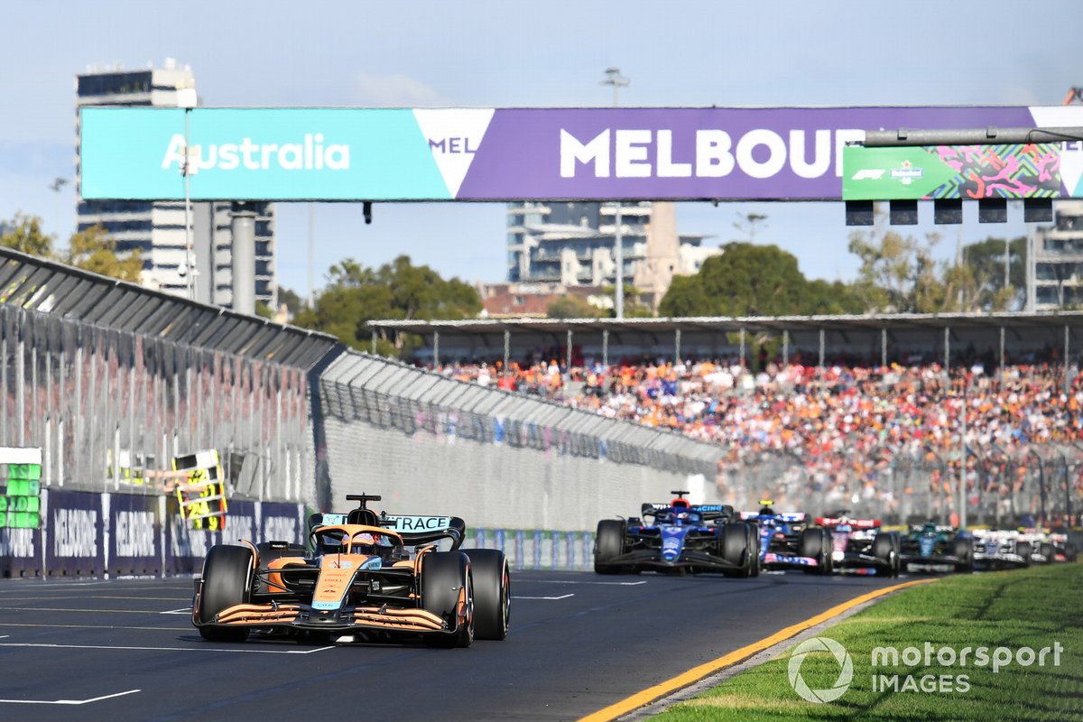 Daniel Ricciardo, McLaren MCL36, Alex Albon, Williams FW44