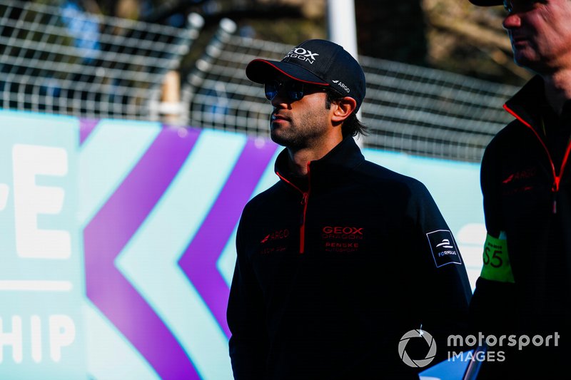 Felipe Nasr, Dragon Racing, Penske EV-3, on the track walk with the team